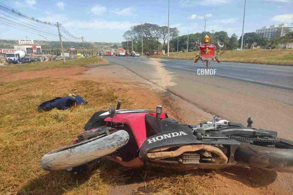 DF: motociclista tem parada cardíaca e quebra duas pernas em acidente