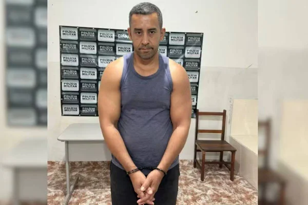 Homem algemado usando regata cinza - Metrópoles