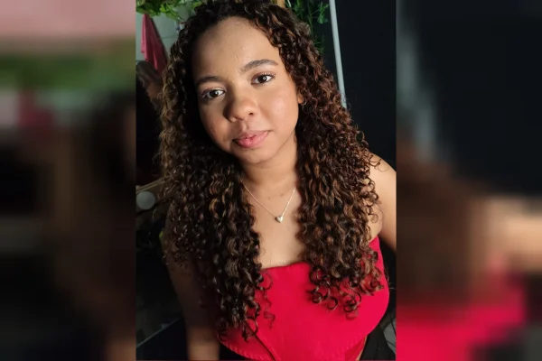 Família procura adolescente que sumiu após ser deixada em escola