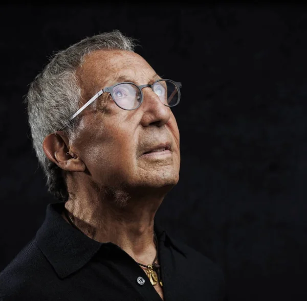 Abilio Diniz olhando para cima