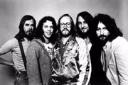 Dougie Thomson, Bob C. Benberg, John A. Helliwell, Roger Hodgson e Rick Davies, da banda de rock Supertramp, posam para um retrato por volta de 1975