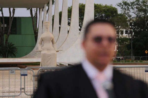 Fotografia colorida de protesto em frente ao prédio do STF, contra decisão de que julgamento de réus do 8 de janeiro fosse realizada em plenário virtual