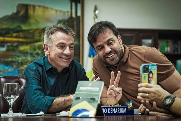 Pablo Marçal, aliado de Bolsonaro e influencer, e Antonio Denarium, governador reeleito do Tocantins. Eles posam para selfie que Marçal tira dentro do escritório do governador - Metrópoles