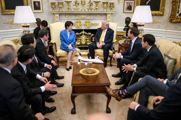 Imagem colorida mostra Donald Trump e premiê do Japão - Metrópoles