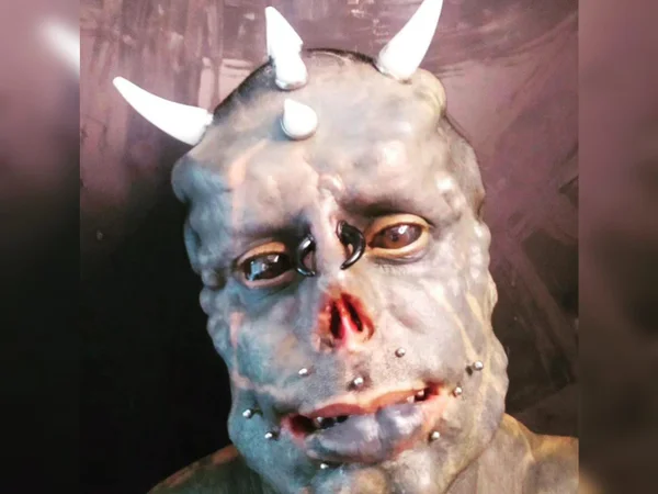 Homem com rosto modificado, com chifres e tatuagens - Metrópoles