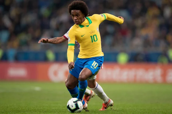 Com lesão na coxa direita, Willian fica fora da final da Copa América