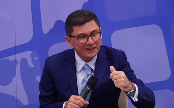 Imagem colorida de homem branco usando terno azul