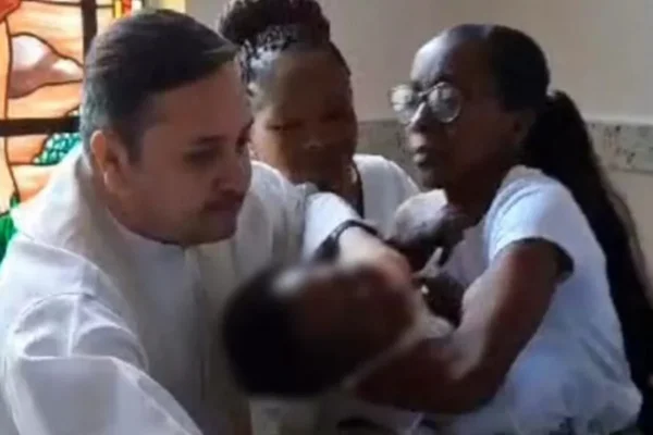 Trecho do vídeo em que padre dá um puxão em bebê - Metrópoles