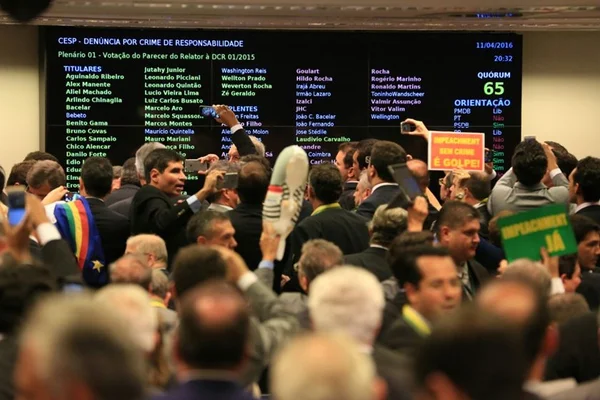 Comissão de Impeachment aprova relatório contra Dilma Rousseff