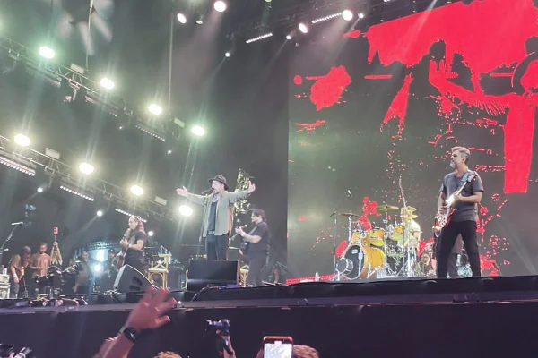 Detonautas homenageia Lulu Santos em show após cantor ser internado