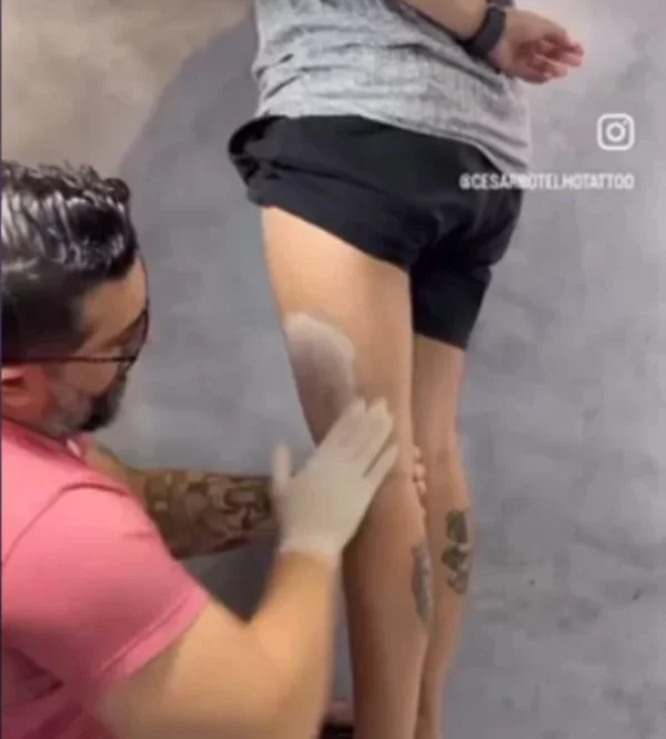 Mulher tatuada