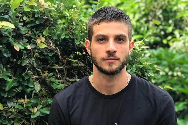 Chay Suede posa com a filha recém-nascida: “Presente de 2019”