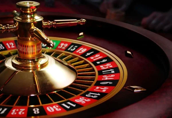 Mesa com números vermelhos e pretos em cassino
