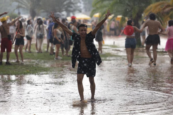 Chuva forte atinge a concentração do bloco de Alceu Valença no Parque Ibirapuera, durante o pré-Carnaval de São Paulo.