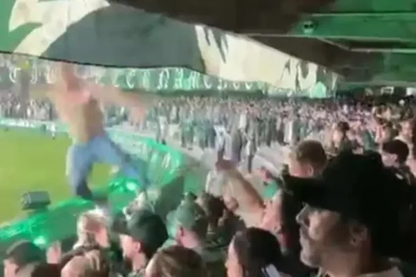 Torcedor cai de arquibancada no Couto Pereira durante clássico