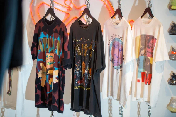 Arara com camisetas de bandas de rock - Metrópoles