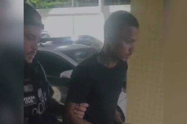 Imagem mostra prisão de suspeito de matar ex enforcada no motel