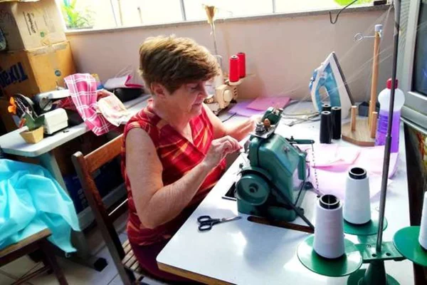 Costureira que montou varal solidário com máscaras em SP morre de Covid-19
