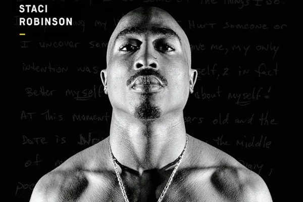 Capa do livro de Tupac Amaru Shakur, que mostra o artista em preto e branco - Metrópoles