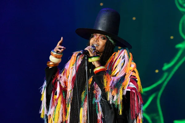 Na imagem com cor, a cantora Erykah Badu - Metrópoles