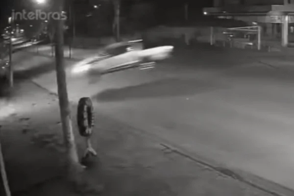 caminhonete em alta velocidade voa e bate em muro em nerópolis (go)