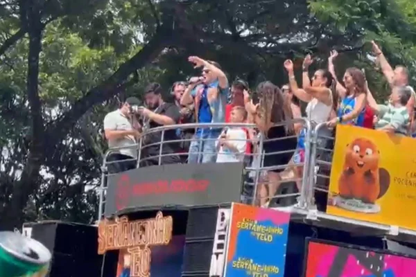Imagem colorida mostra Michel Teló cantando com os filhos em bloco - Metrópoles