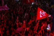 Eleitores de Lula entoam Hino Nacional em rua lotada na Asa Norte - imagem 3