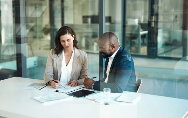 Mulher e homem em mesa de trabalho