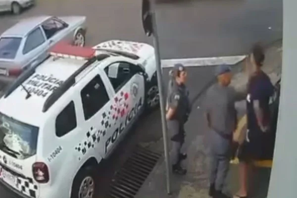 Segundo a mãe da vítima, o PM que deu o soco não teria perguntado o nome ou onde o jovem morava. O caso é de Piracicaba, no interior de SP - Metrópoles