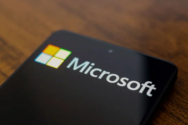Imagem colorida de celular com logo da Microsoft - Metrópoles
