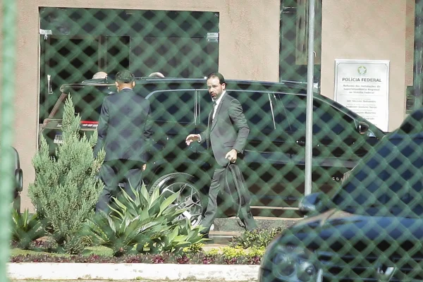 Brasília (DF), 23/03/2026 O advogado Sérgio Leonardo, defesa de Daniel Vorcaro, chega à Superintendência da Polícia Federal, onde o banqueiro está preso após ser transferido na noite da última quinta-feira (19/3).