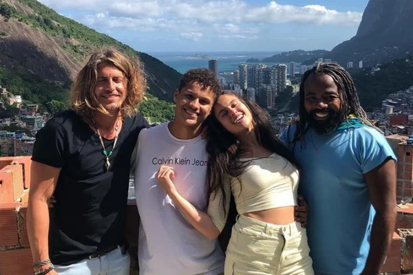 Ex-BBBs vão à Rocinha e fazem “visita radical” a Danrley