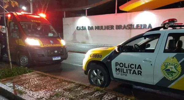 Com socos e pontapés, filho agride a própria mãe na frente de irmão mais novo e é preso