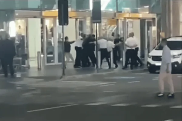 Um desentendimento entre taxistas e o motorista, na noite dessa quinta-feira (7/5), levou a uma discussão generalizada e pancadaria