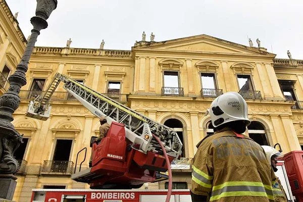 Defesa Civil do RJ interdita Museu Nacional por risco de desabamento