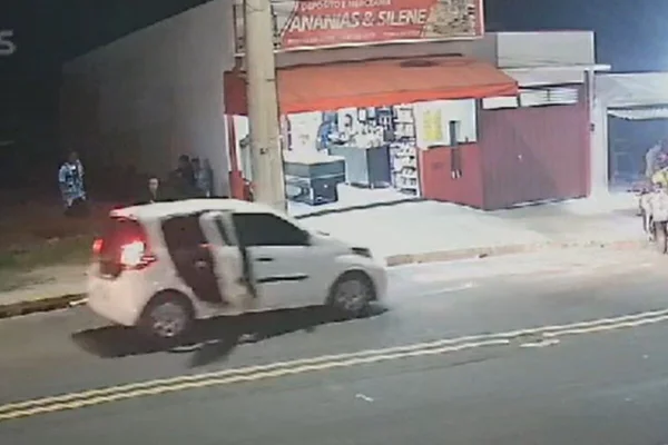 Imagem de câmera captando rua de noite - Metrópoles