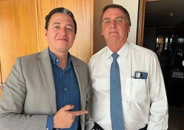 Foto colorida de Cuiabanno ao lado do presidente Bolsonaro