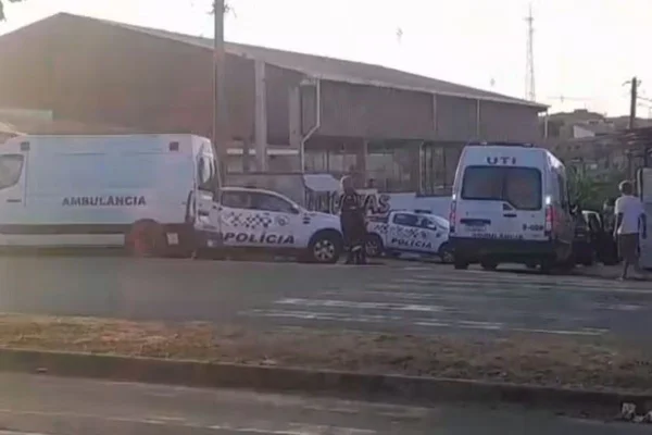 Imagem colorida mostra ação de policiais em escola de Monte Mor