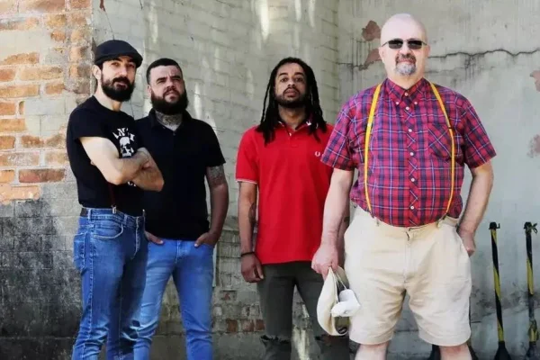 Imagem colorida mostra a banda Garotos Podres