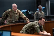 Tracy Letts como General Anthony Brady e Gbenga Akinnagbe como Major General Steven Kyle em A Casa de Dinamite, da Netflix