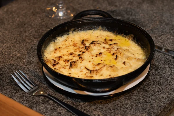 na foto vemos uma panelinha com bacalhau gratinado