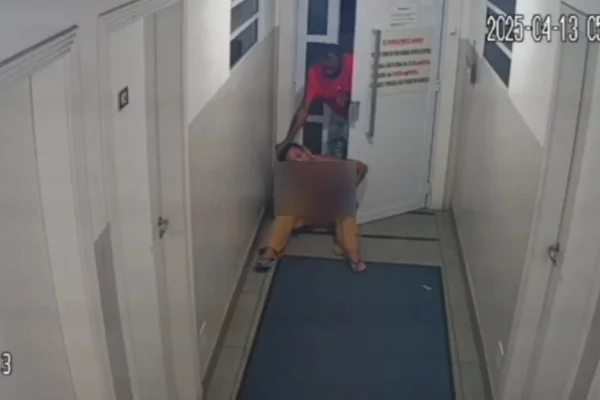 Imagem colorida de homem segurando o cabelo da ativista enquanto a agride. Metrópoles
