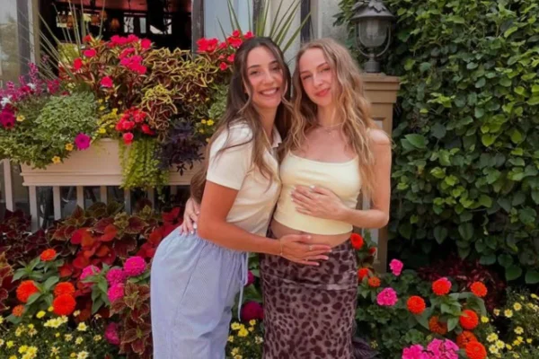 Foto colorida de duas mulhers rindo - Metrópoles