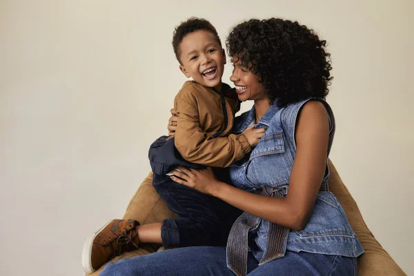 Mãe com bebê em campanha de Dia das Mães da Rebber