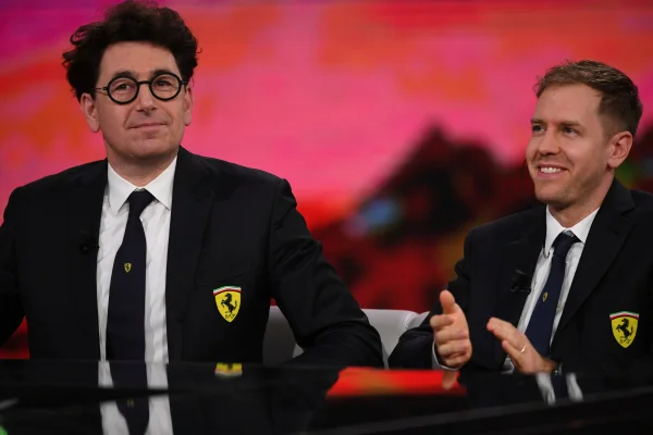 Climão: Chefe da Ferrari “ensaiou” ligação para demitir Vettel por três vezes