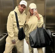Liam Payne e Kate Cassidy posam juntos para uma selfie no elevador