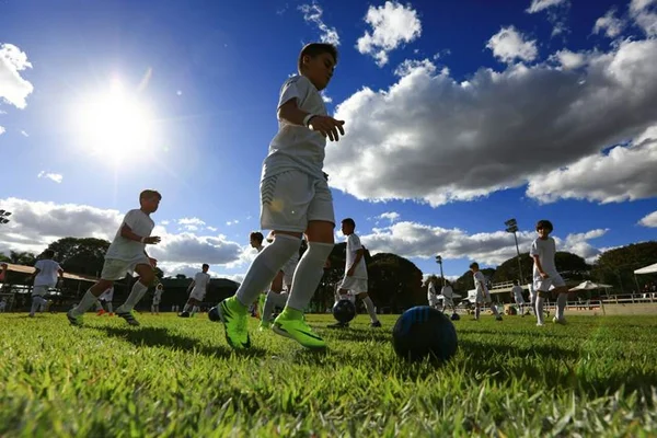 Oficina do Real Madrid ensina técnicas a jovens futebolistas do DF