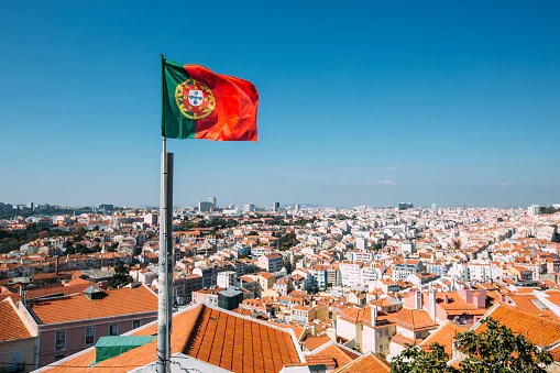 bandeira no alto da cidade