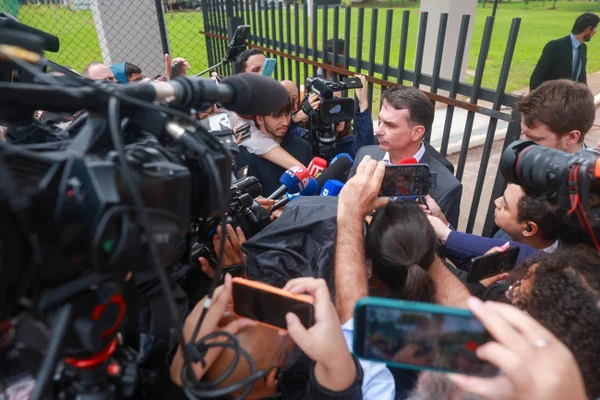 O senador Flávio Bolsonaro fala deixa a Polícia Federal após visitar o pai preso, condenado por tentativa de golpe de Estado.