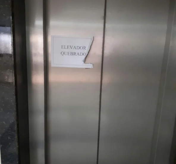 Um mês após acidente, elevador que despencou no SBN ainda não funciona